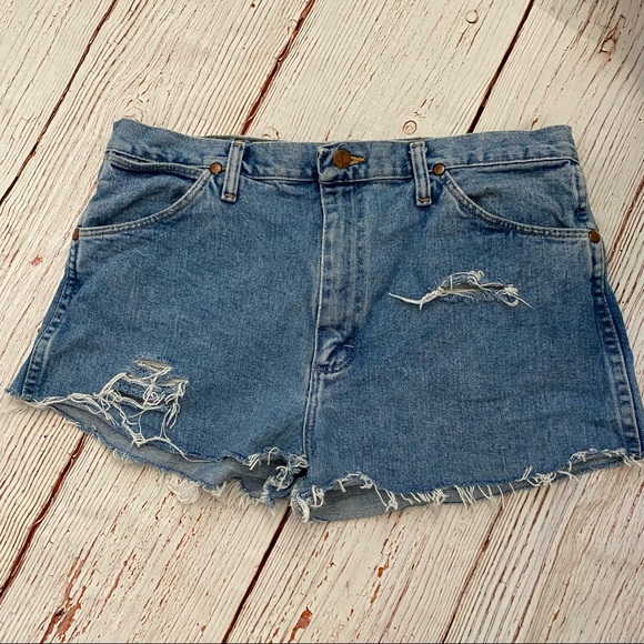 Distressed Wrangler cut off denim shorts - Picture 2 of 7